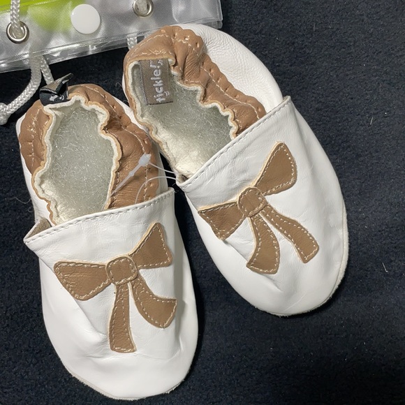 Tommy Tickle soft sole Gold bow shoe - Picture 2 of 4